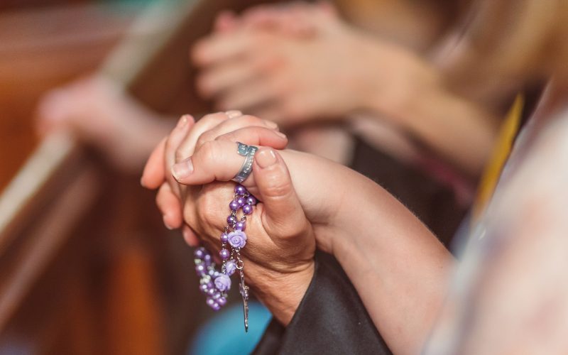 5 Spiritual Messages You Receive When a Rosary Breaks